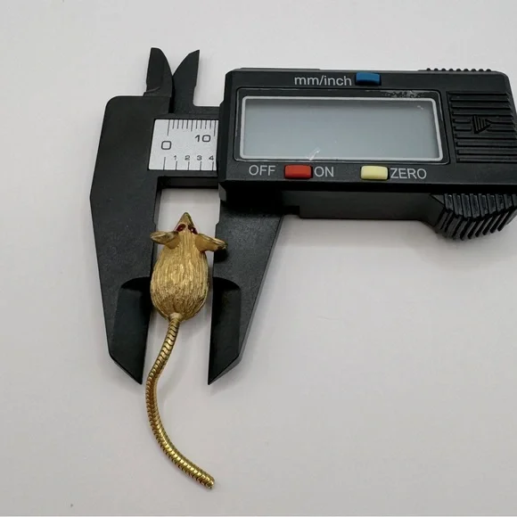 VINTAGE Gold Tone & Crystal Mouse Pin - Picture 9 of 9